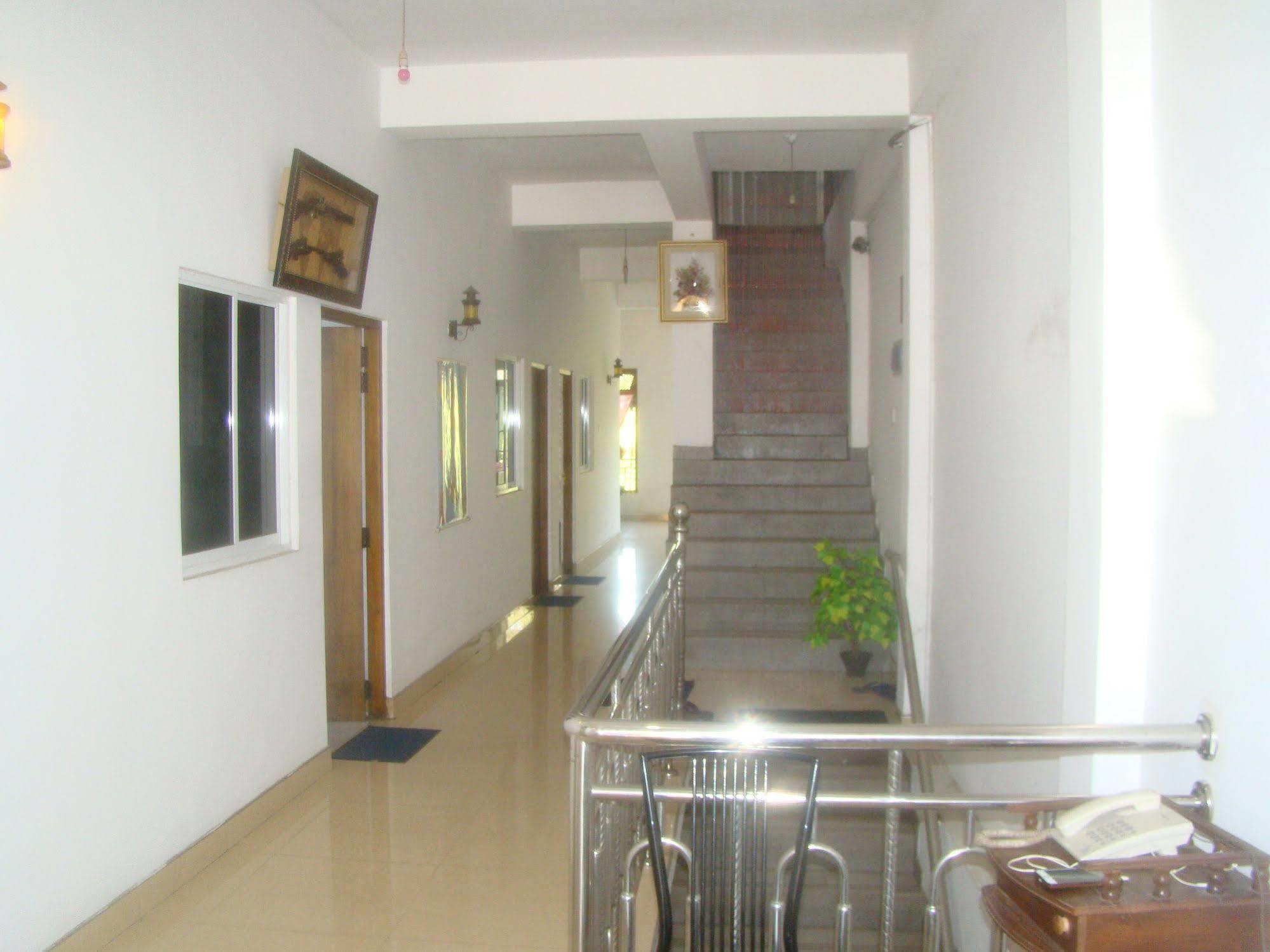 Down Town Hotel Ponnarankulama Экстерьер фото