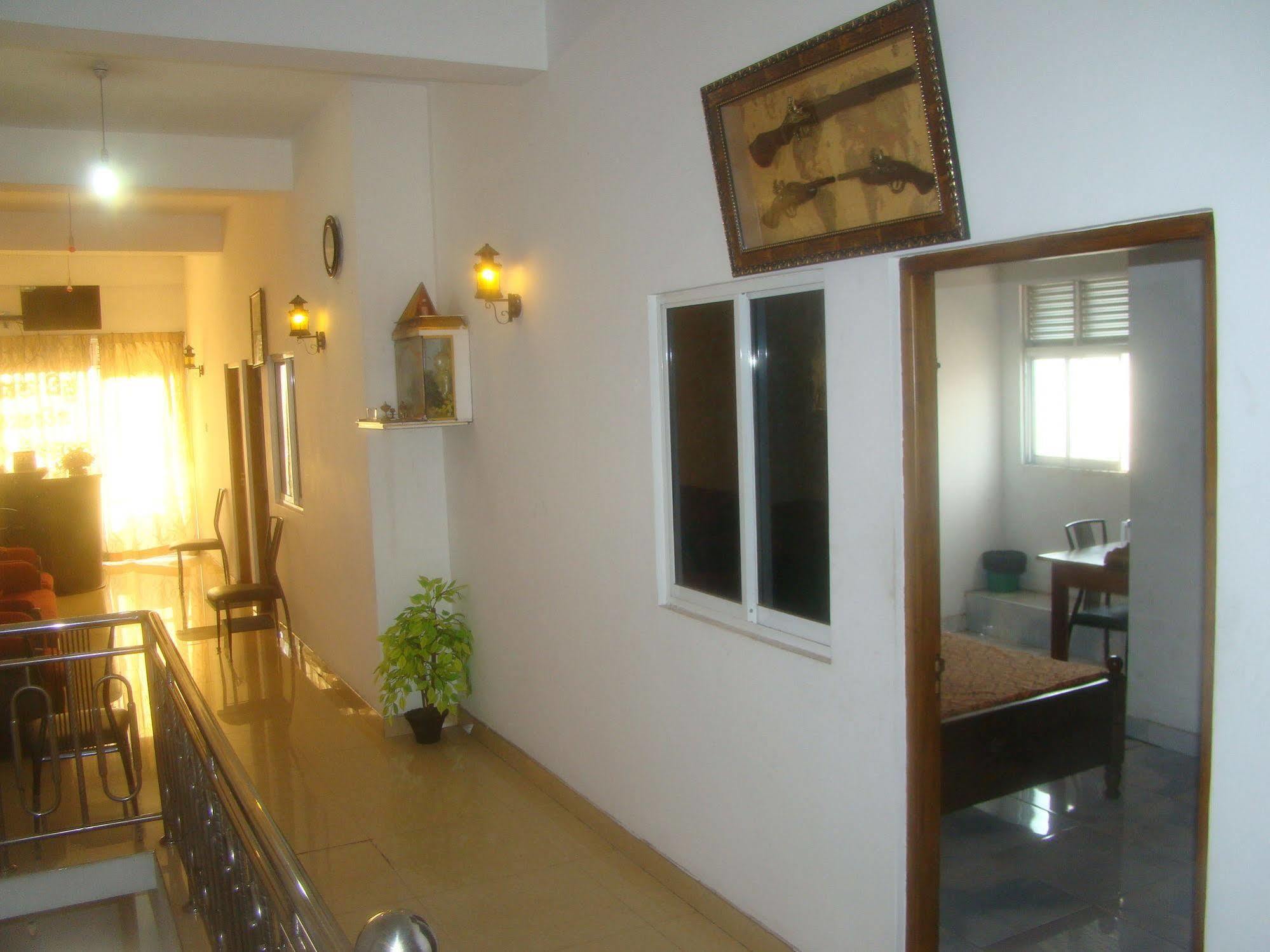 Down Town Hotel Ponnarankulama Экстерьер фото